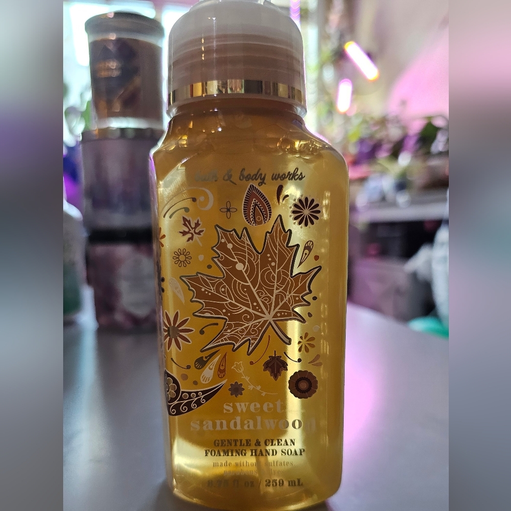 Sweet sandalwood foaming hand soap